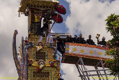 Royal Cremation in Ubud - The coffin is transferred into the funeral tower.